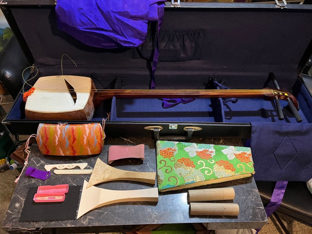 三味線、三味線ケース付き、三味線バチ、破れあり三味線