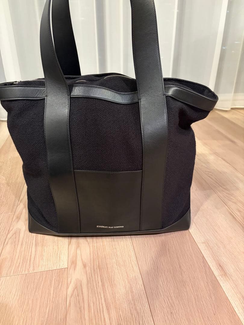 【TAKA】KVADRAT/RAF SIMONS トートバッグ 黒 Kvadratが Kvadrat/Raf Simons より、 数量限定の新作アイテムを発売