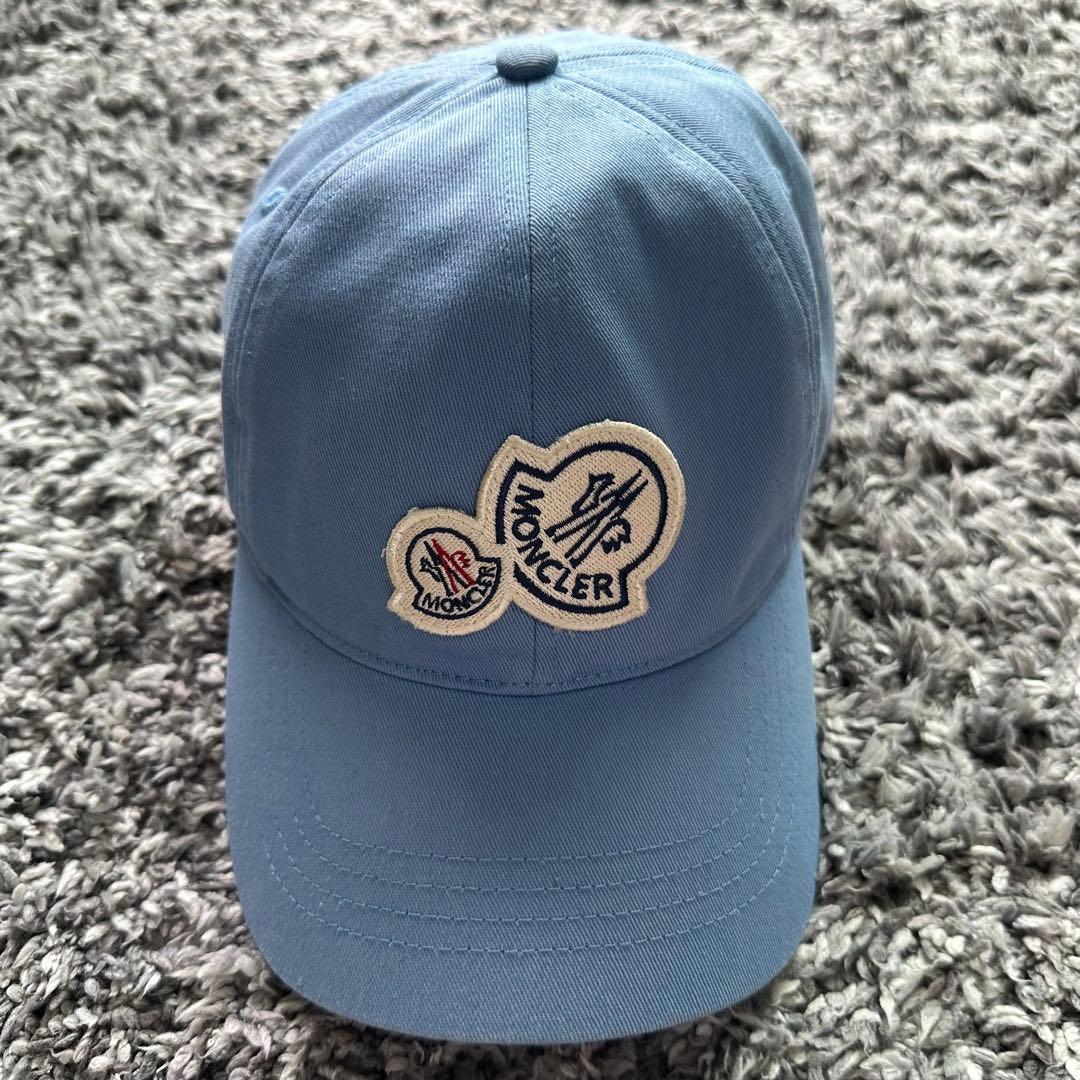 Moncler ロゴ刺繍 水色ベースボールキャップ
