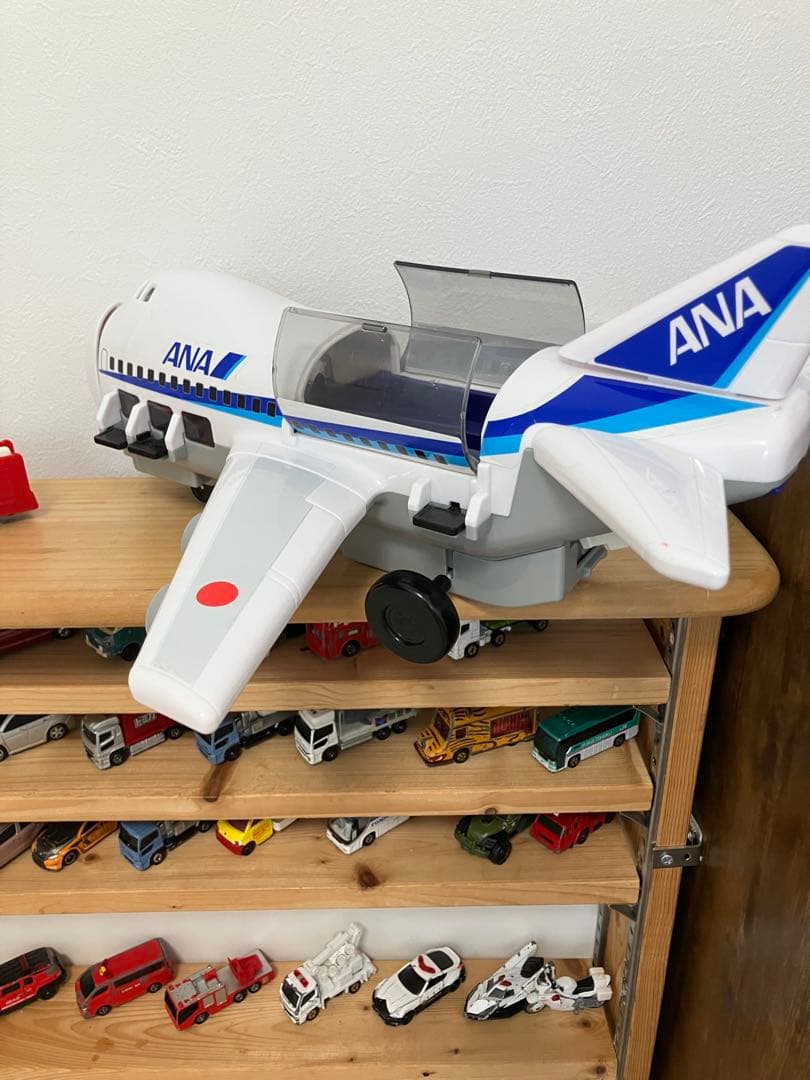 ANA飛行機とトミカまとめ売り パーキング 24時間営業 エレベーター付き