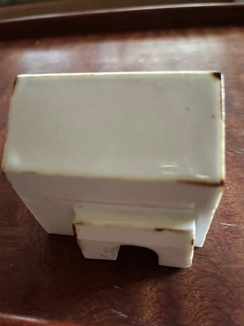 「内藤美弥子」作の白い陶芸の屋根家型の蓋小物収納筺　底にサインmｉ刻印あり 内藤美弥子さんの家 : うつわ楓店主たより