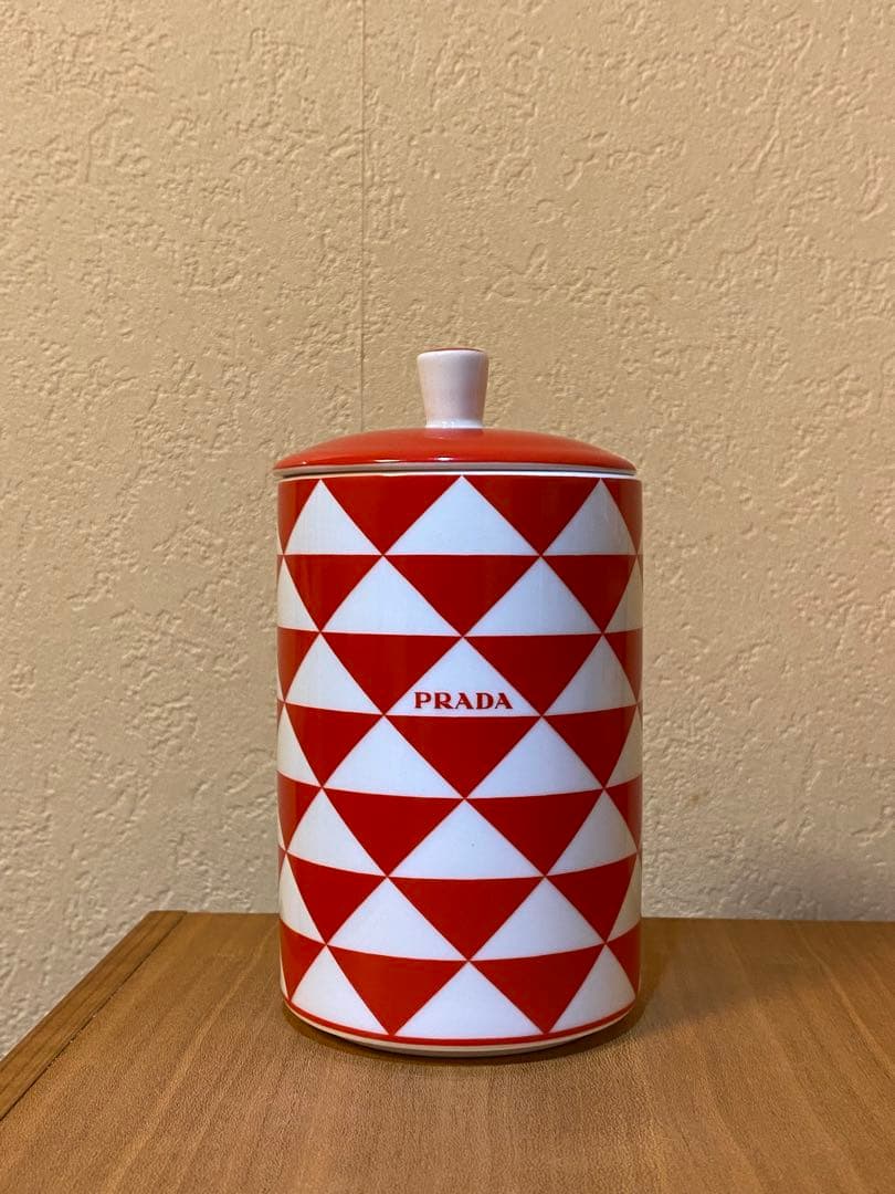 PRADA 赤と白のキャンドルホルダー