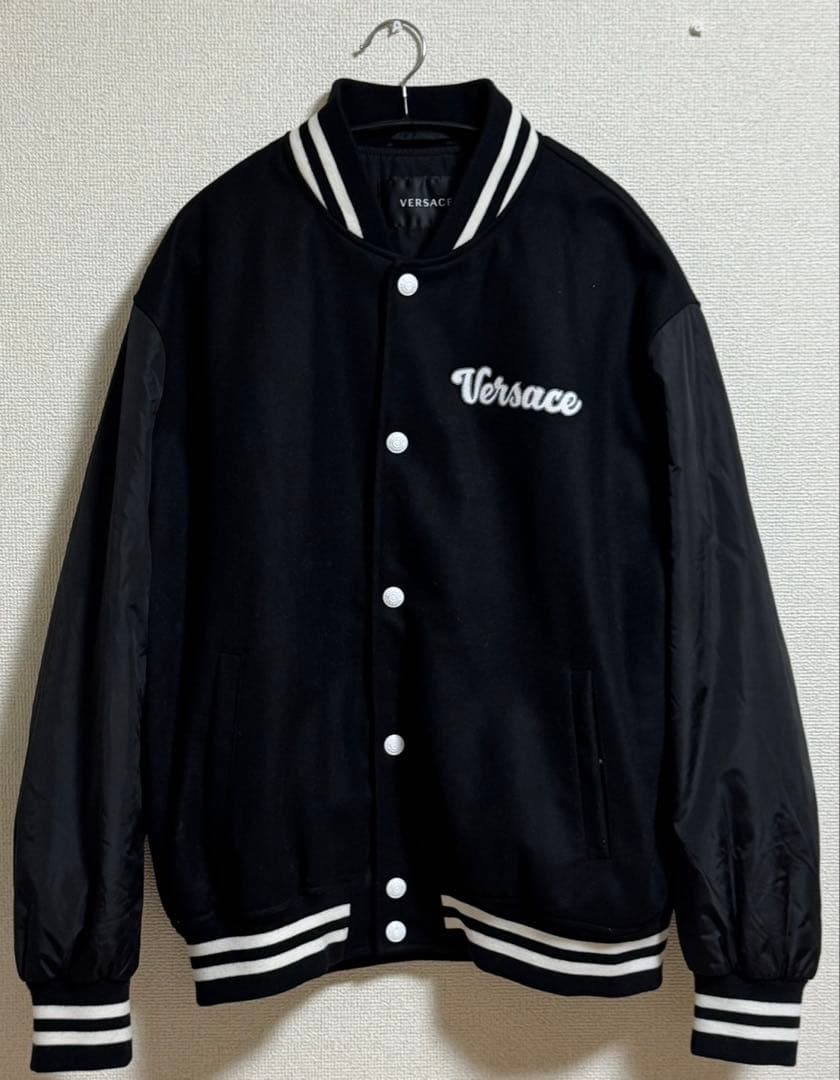 VERSACE ヴェルサーチ ブラック スタジャン ブルゾン - メルカリ
