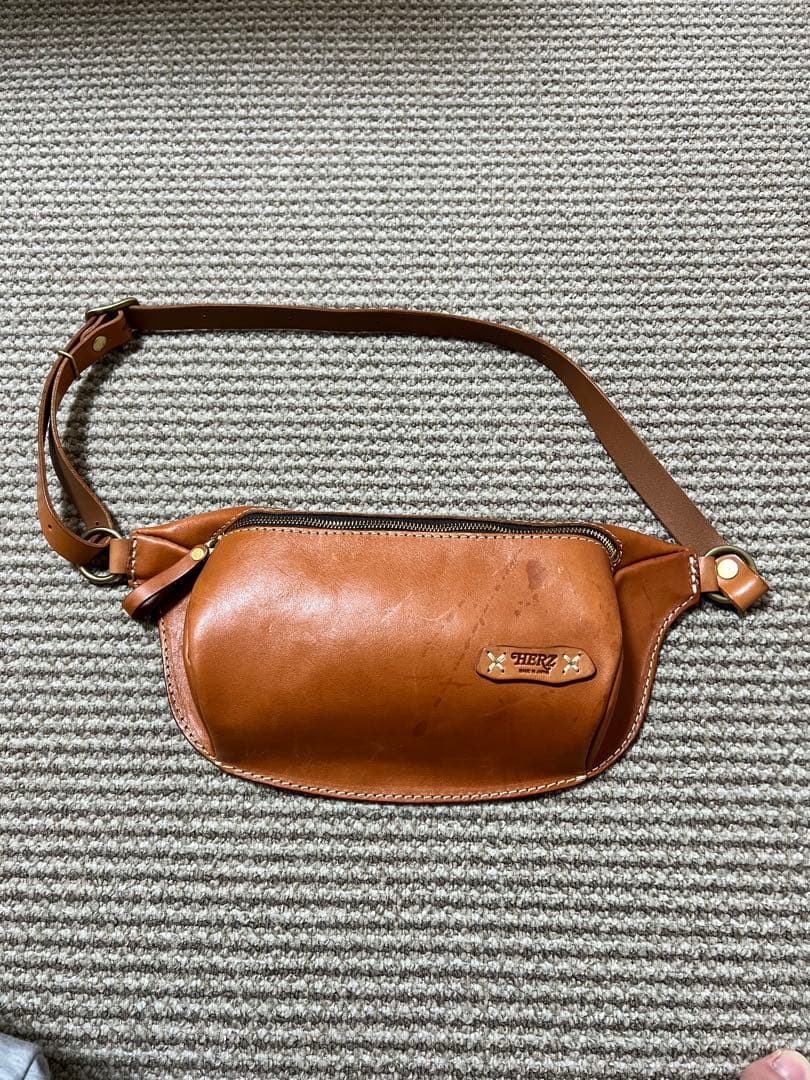ヘルツ HERZ 立体マチ・ボディバッグ（F-5）キャメル
