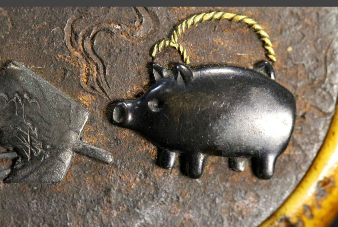 秀楽 在銘 鏡蓋 根付「貧乏長屋の夏の夕景 豚型蚊遣り器の図」 - メルカリ