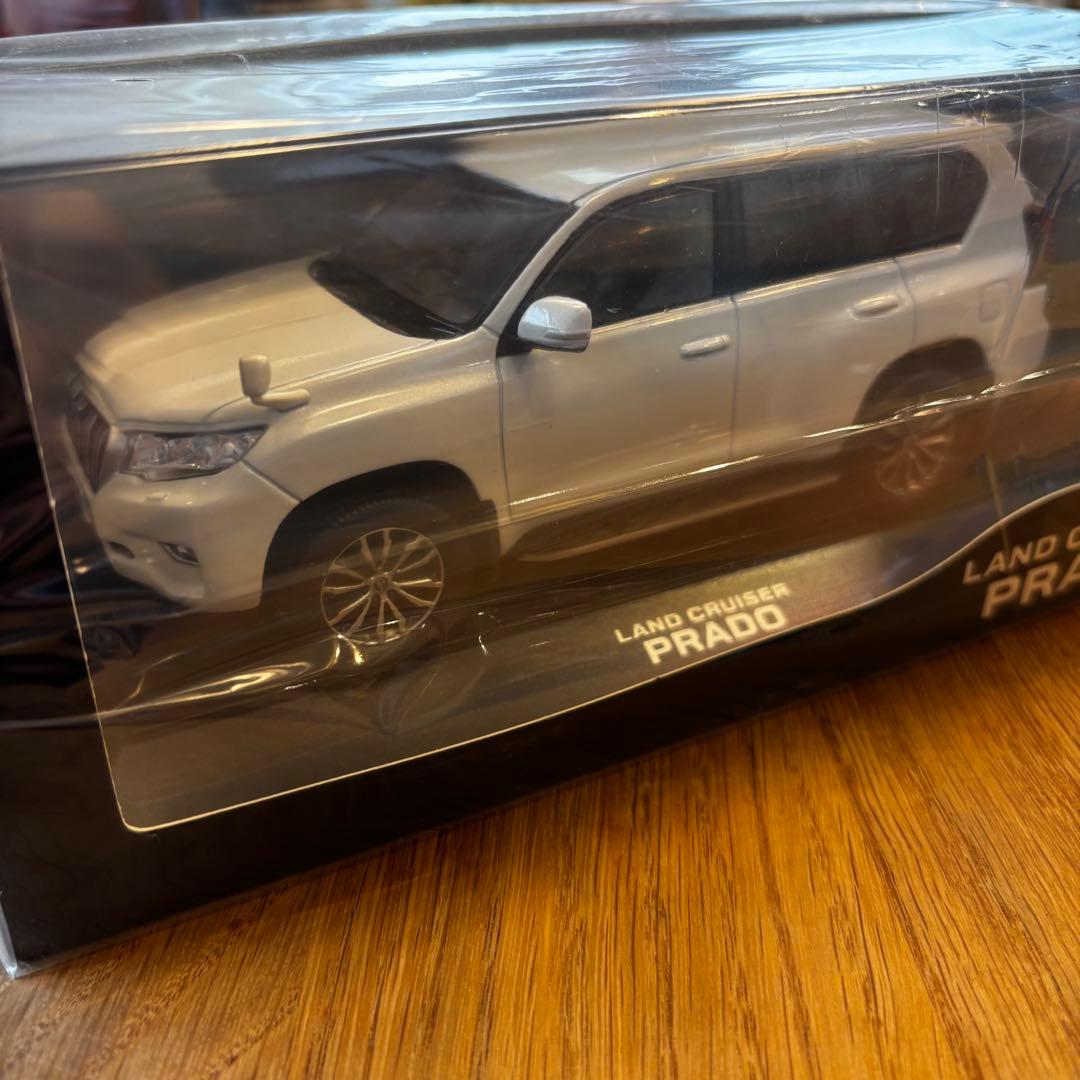 トヨタ　ランドクルーザープラド　ホワイト　ミニカー　1/30スケール