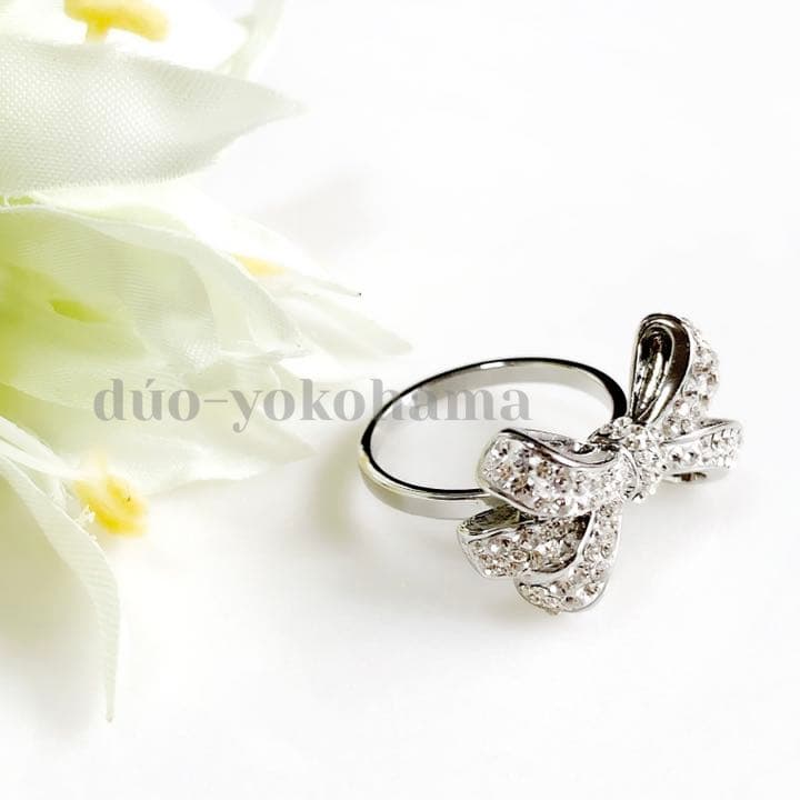 再販】デザインリボンリング ビッグリボン スワロフスキー - メルカリ