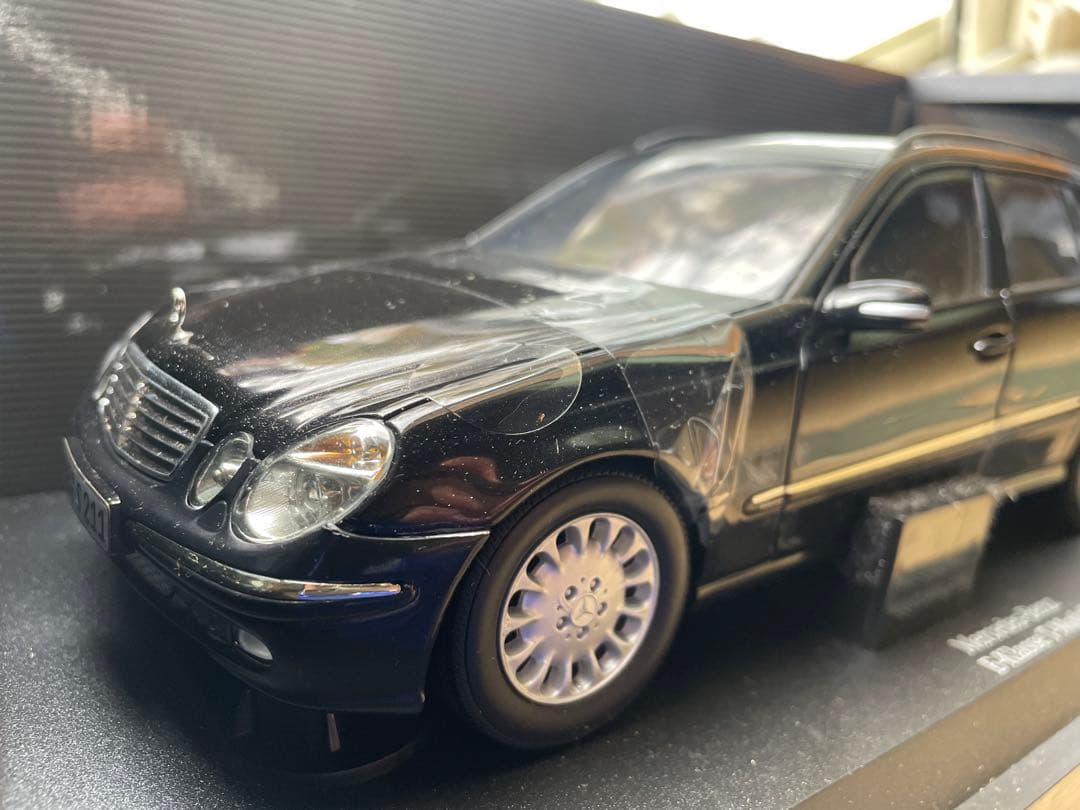 Mercedes-Benz E-Klasse ミニカー　1/18