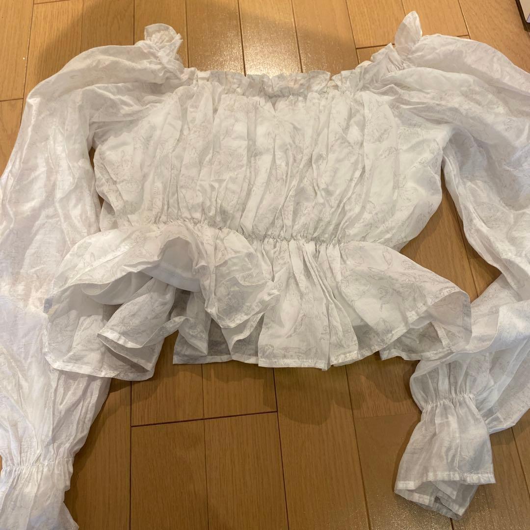 フリル付きホワイト長袖ブラウス