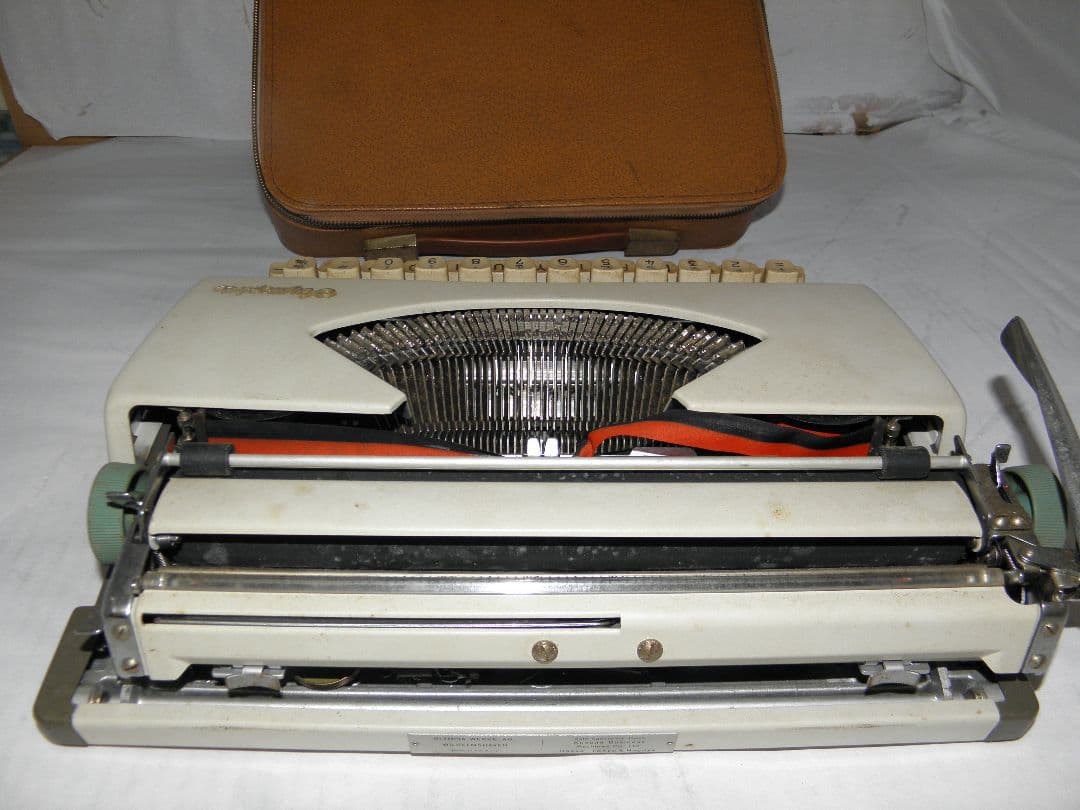 希少・動作良好】Olympia オリンピア タイプライター De Luxe - メルカリ