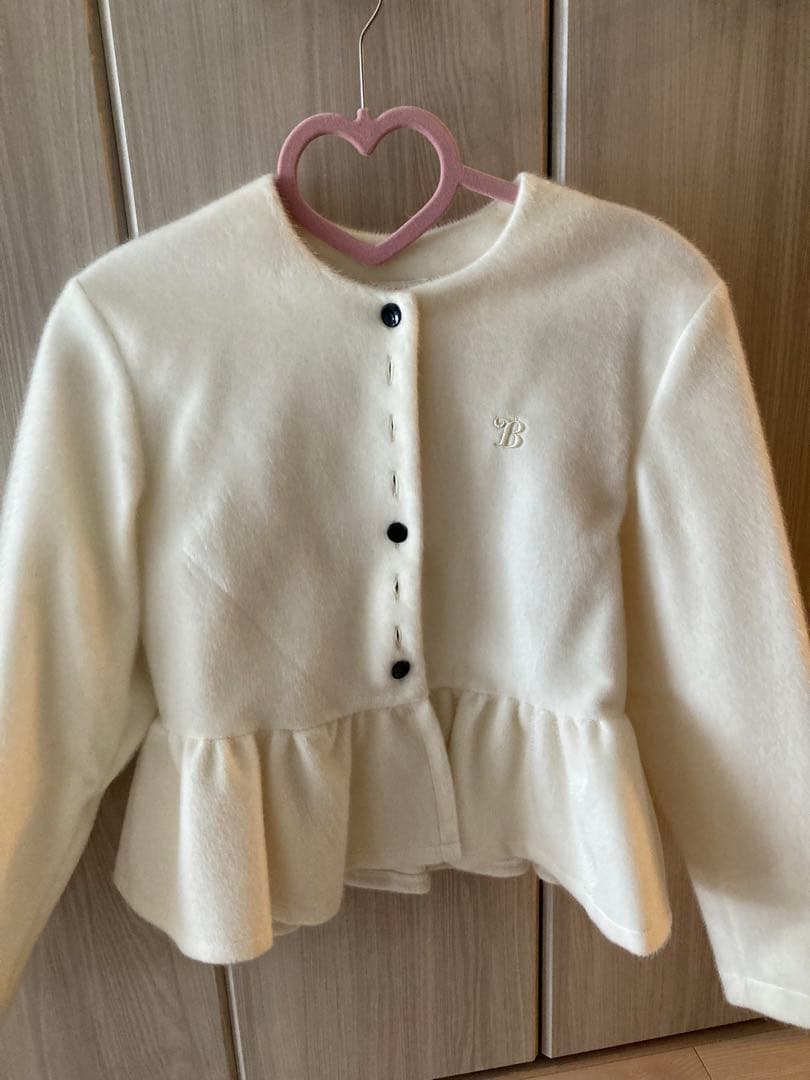 bibiy ペプラムカーディガン ホワイト - メルカリ