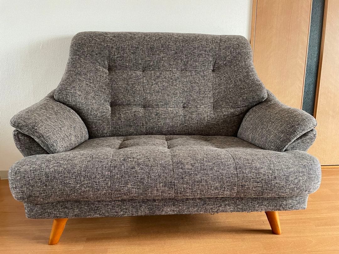 モダンなファブリック2人掛けソファ
