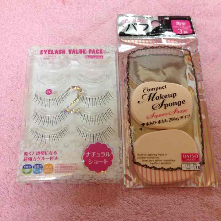 300円！つけまとコンパクトパフのセット売り