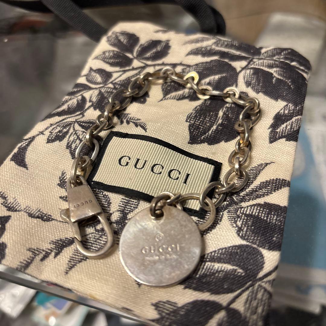 GUCCI チェーンブレスレット ロゴ付き
