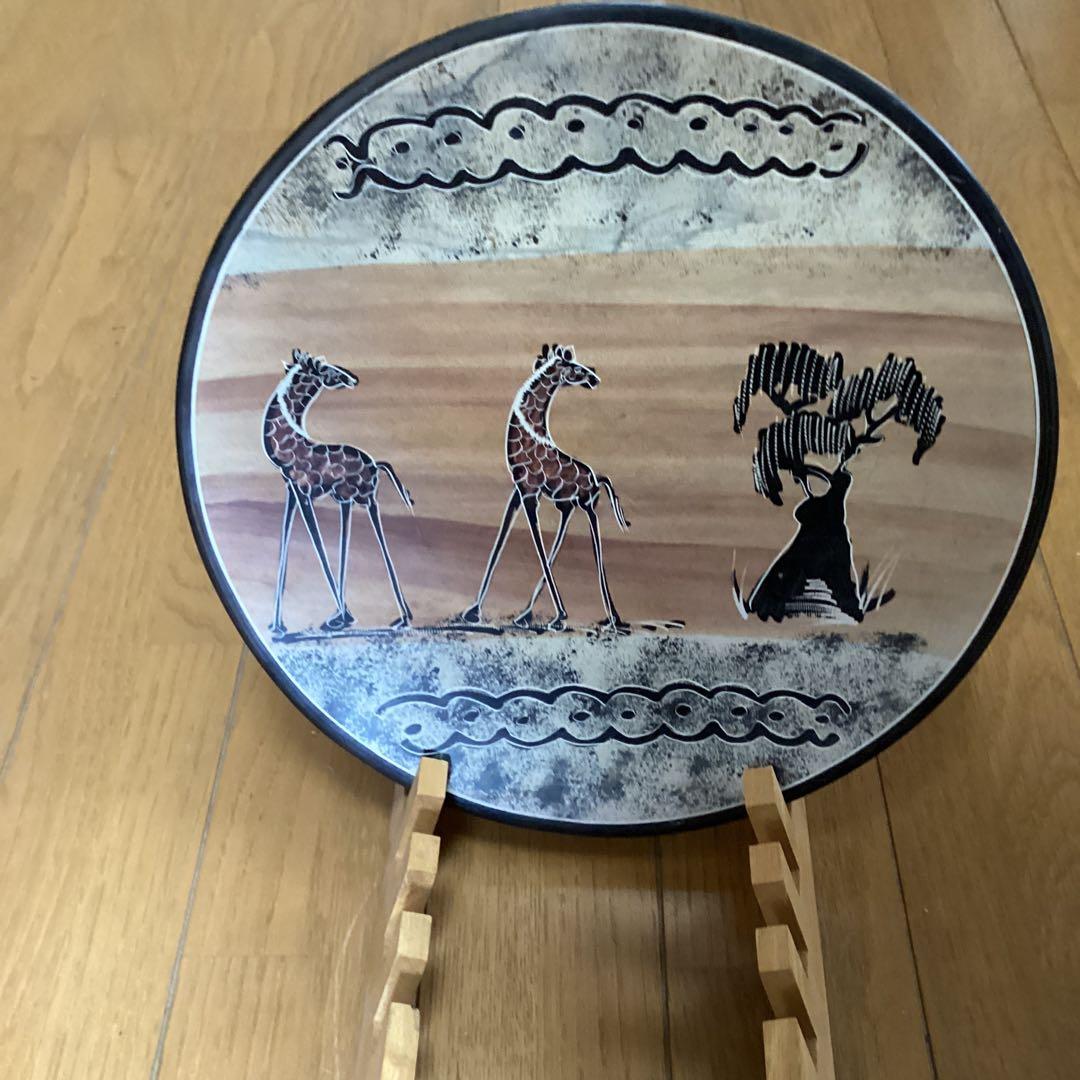 アフリカ　ケニアのソープストーン絵皿　二枚　《キリン・マサイ族》　手造り絵皿