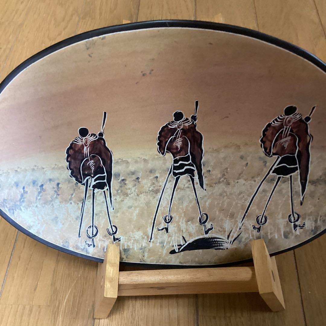 アフリカ　ケニアのソープストーン絵皿　二枚　《キリン・マサイ族》　手造り絵皿