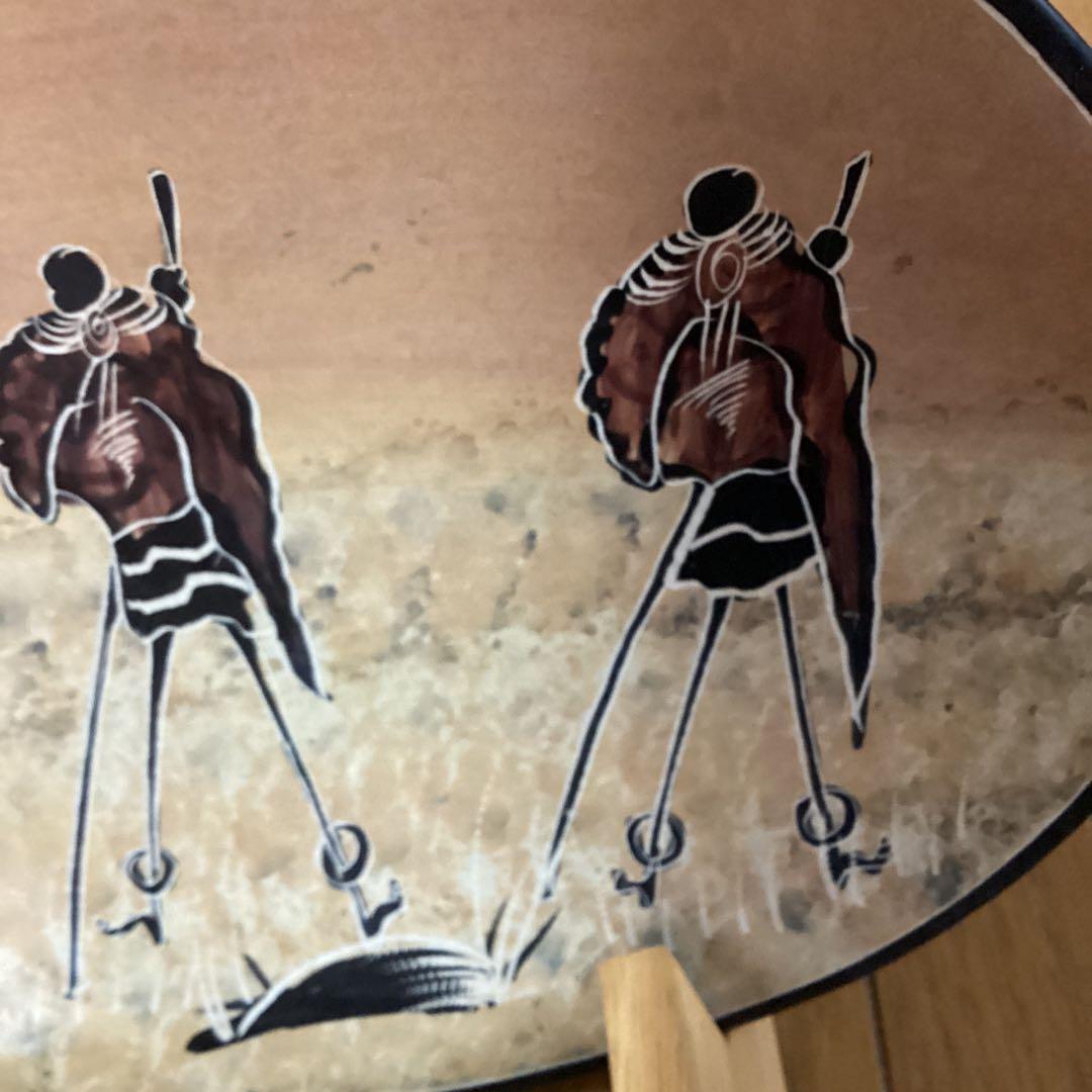 アフリカ　ケニアのソープストーン絵皿　二枚　《キリン・マサイ族》　手造り絵皿