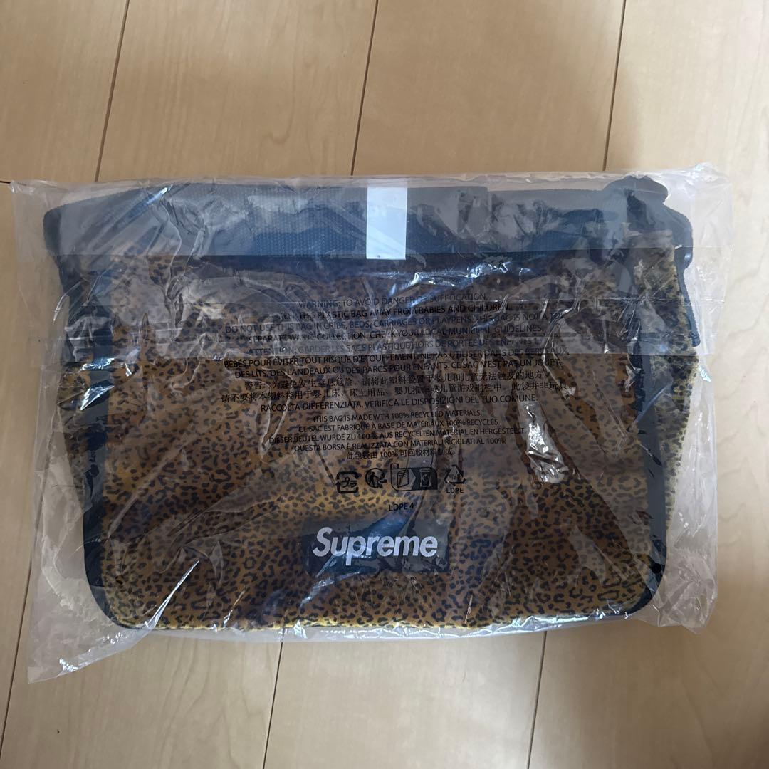 バッグ Supreme Velvet Small Messenger Bag Supreme Velvet Bags A new set of Bags are dropping this week that