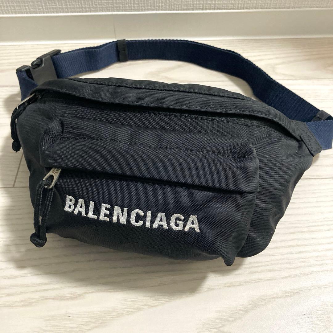 ✨未使用級✨BALENCIAGA　ウィール　ボディバッグ　ナイロン　デカロゴ　黒