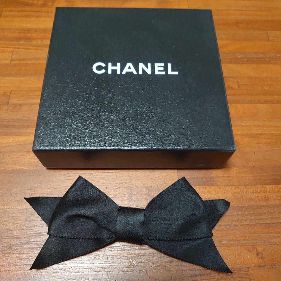 シャネル　ブローチ　シルクサテン　リボン カメリア モチーフ ブローチ - シルク ポンジー & シルク サテン
