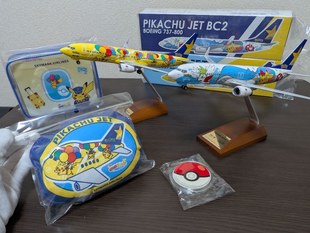 ピカチュウジェット モデルプレーン 2機 & 機内販売グッズセット