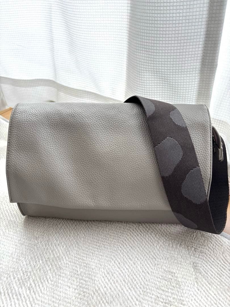 ear PAPILLONNER(イアパピヨネ) 本革　ボディバッグ