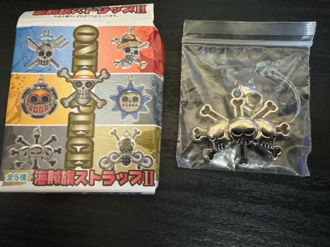 ワンピース 海賊旗ストラップ 黒ひげ ティーチ - メルカリ