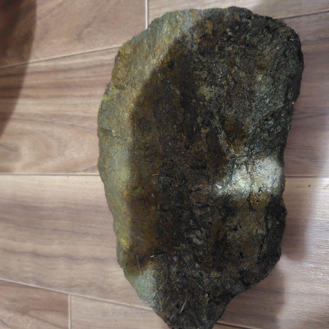 光沢のある黒と緑の石