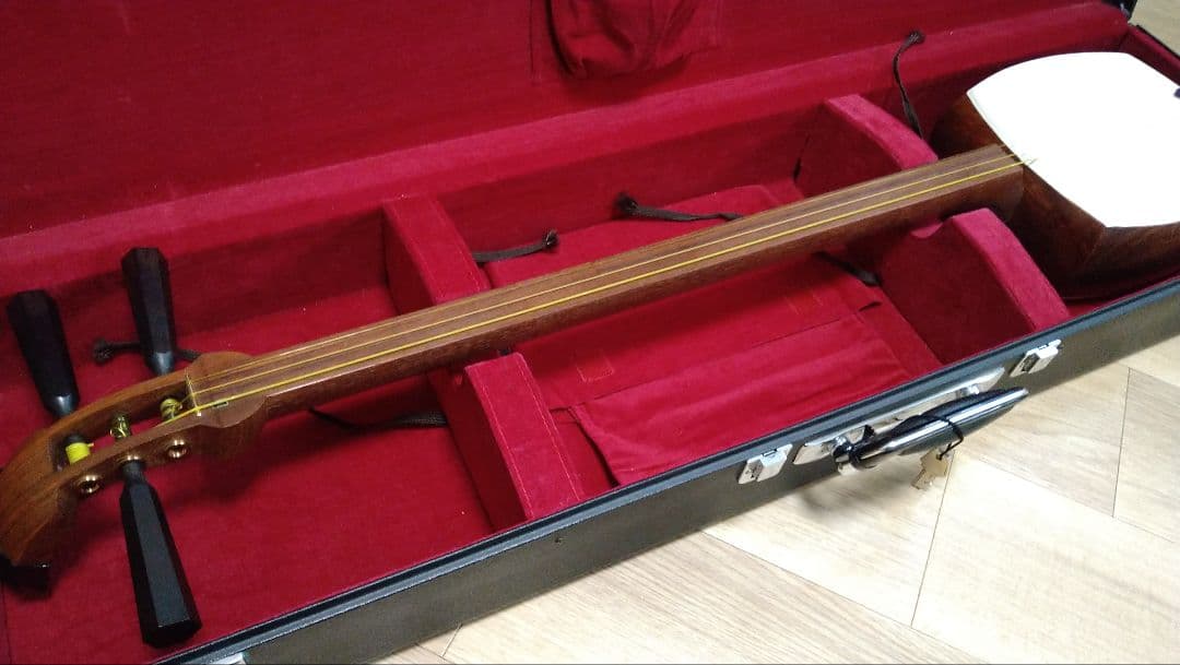 皮が割れない津軽三味線（破れなし、ケースつき、目利きの方に）