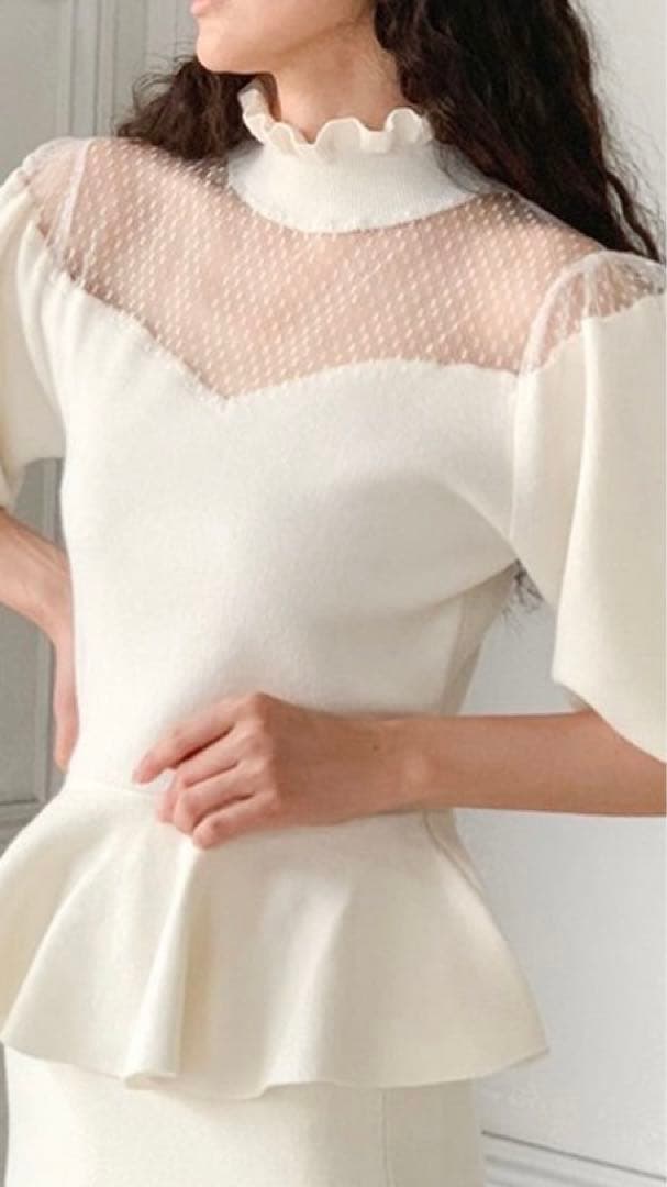 アドニシス　ホワイト ペプラムニット