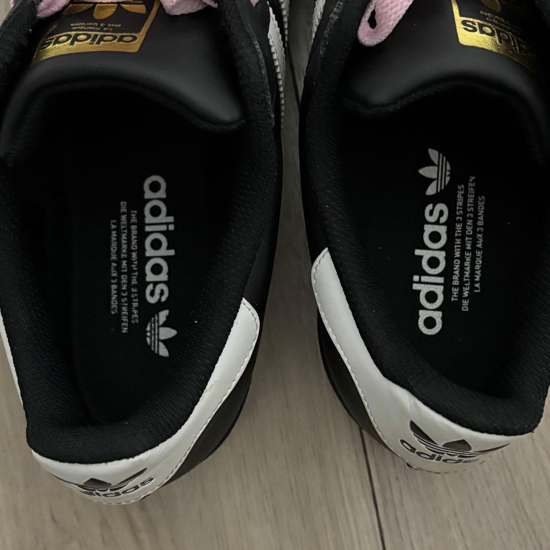 な*ん様 adidas Superstar ブラック ピンク紐 付 - メルカリ