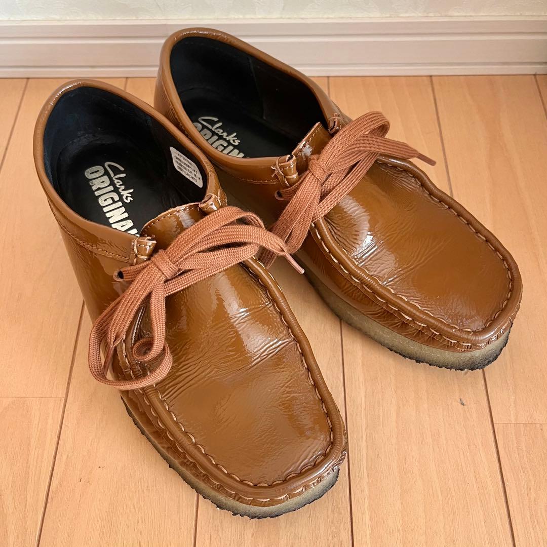 CLARKS ORIGINALS クラークス ワラビー パテントレザー ブラウン Wallabee / メンズ ワラビー （ブラウンインタレスト） -Clarks