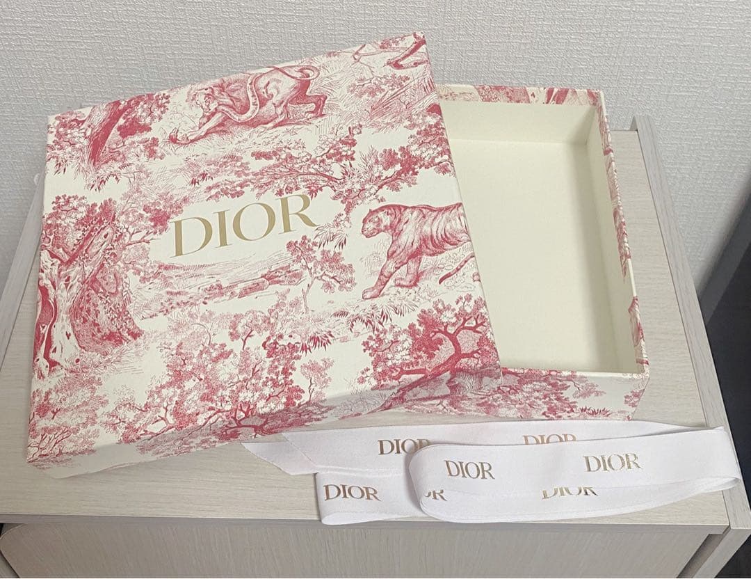 美品】DIOR ホリデー ギフト箱 リボン付き 22×24×5.5 - メルカリ