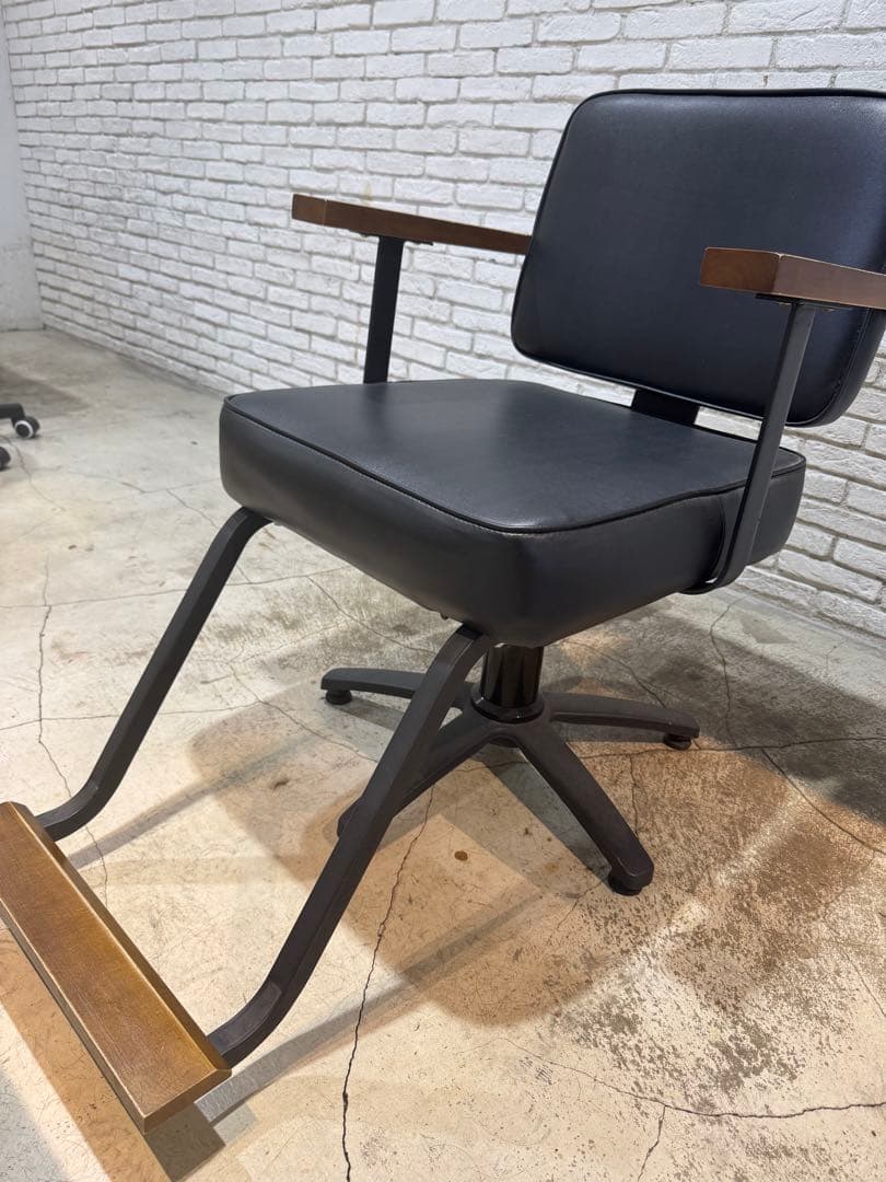 モダンデザイン 黒い椅子 木製アームレスト　美容室　セット椅子　在庫2