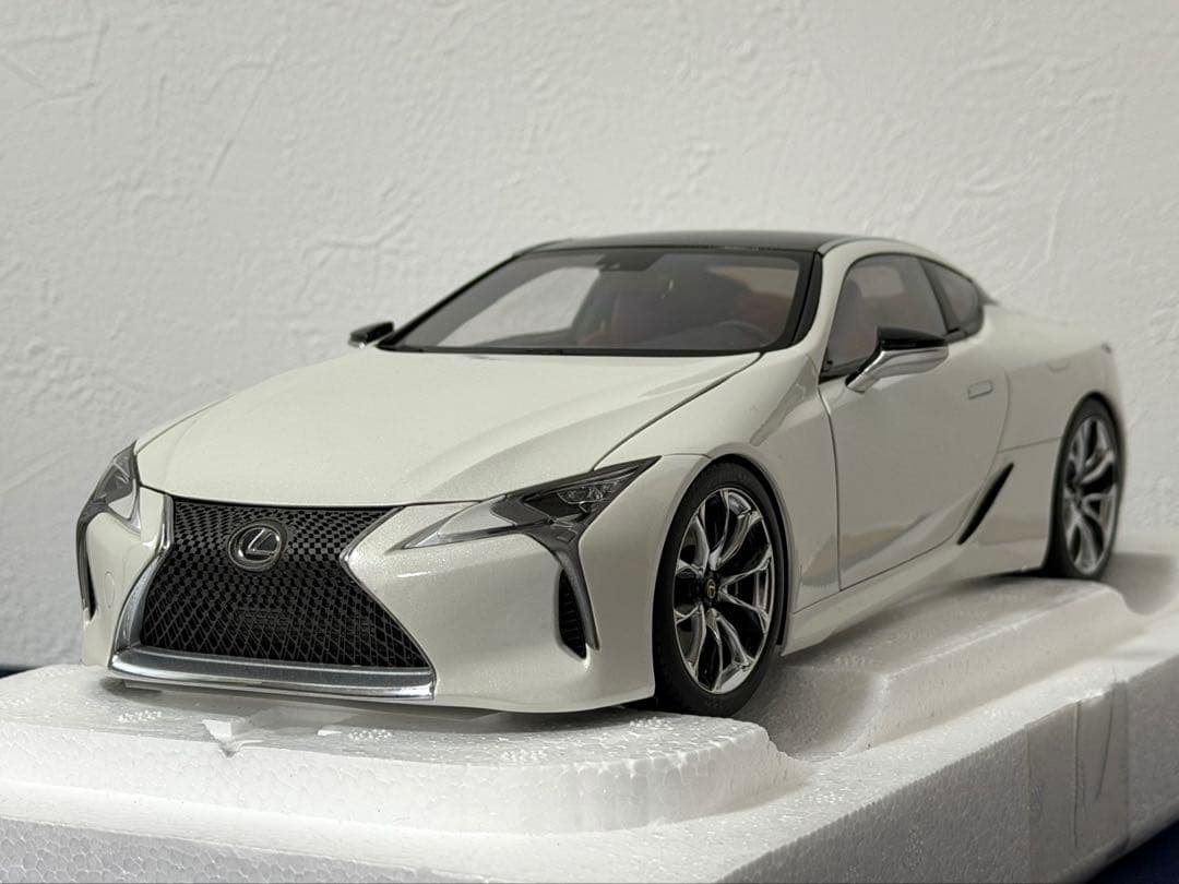 AUTOart オートアート 1/18 LC500