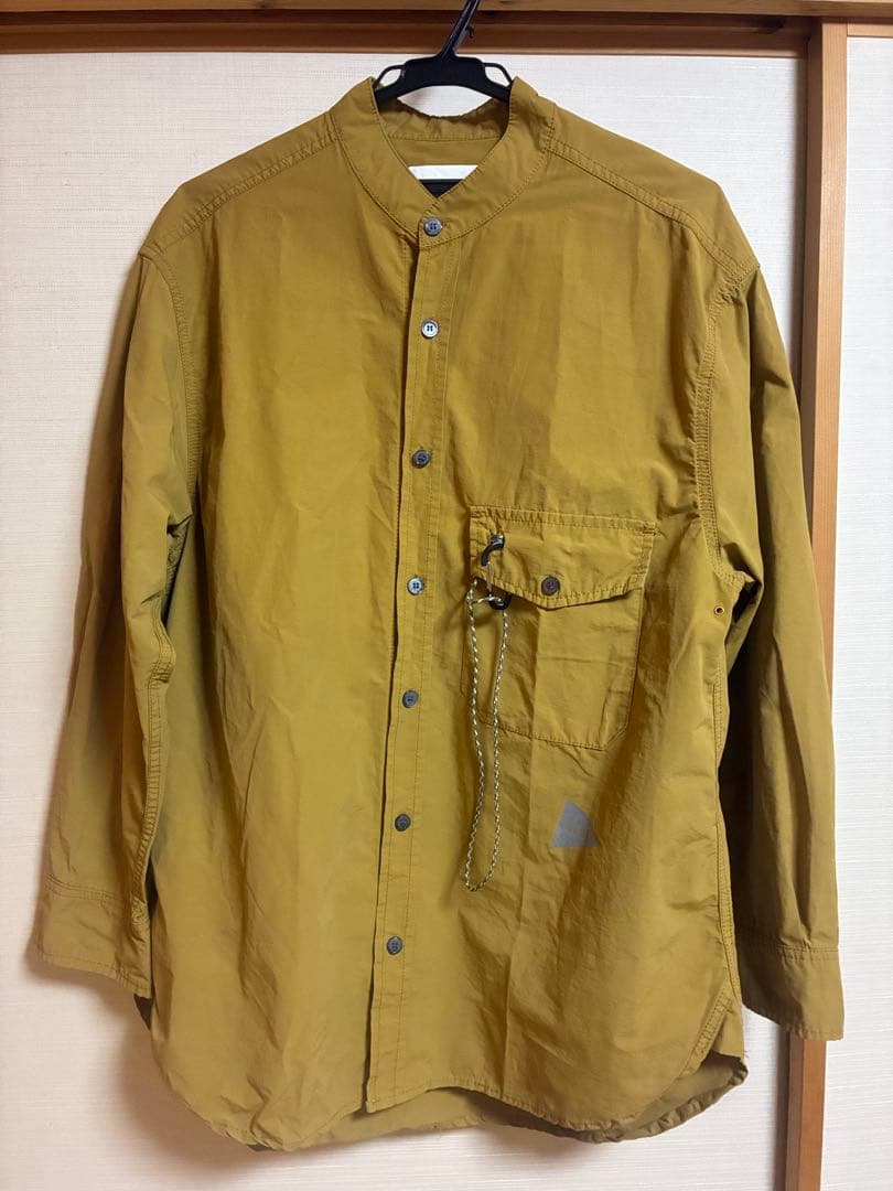 美品　アンドワンダー　 and wander ノーカラー　シャツ　キャメル　3 and wander（アンドワンダー） ドライ ブリザブル ロングスリーブ