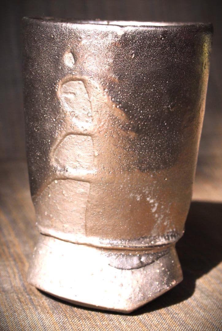 人気作家★隠崎隆一【師：人間国宝　伊勢崎淳】★銀彩麦酒器 作家名：隠崎隆一（かくれざき りゅういち） ・作品名：備前茶碗