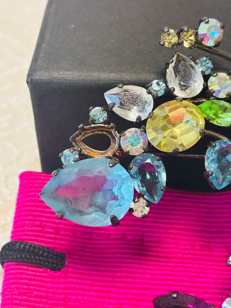 CHRISTIAN LACROIX 多色ブローチ 石外れ有 特価