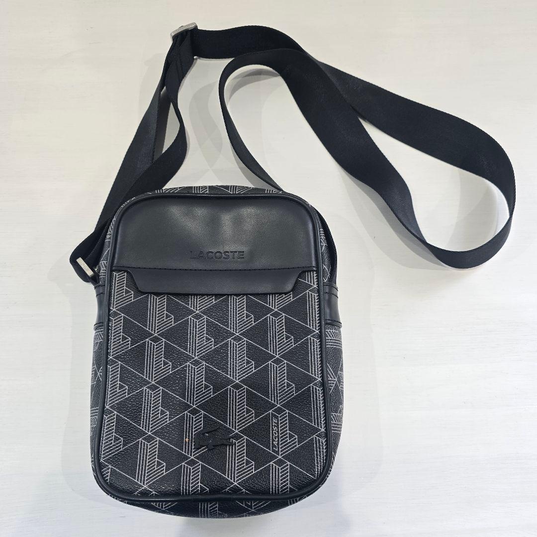 LACOSTE モノグラムバーティカル ショルダーバッグ