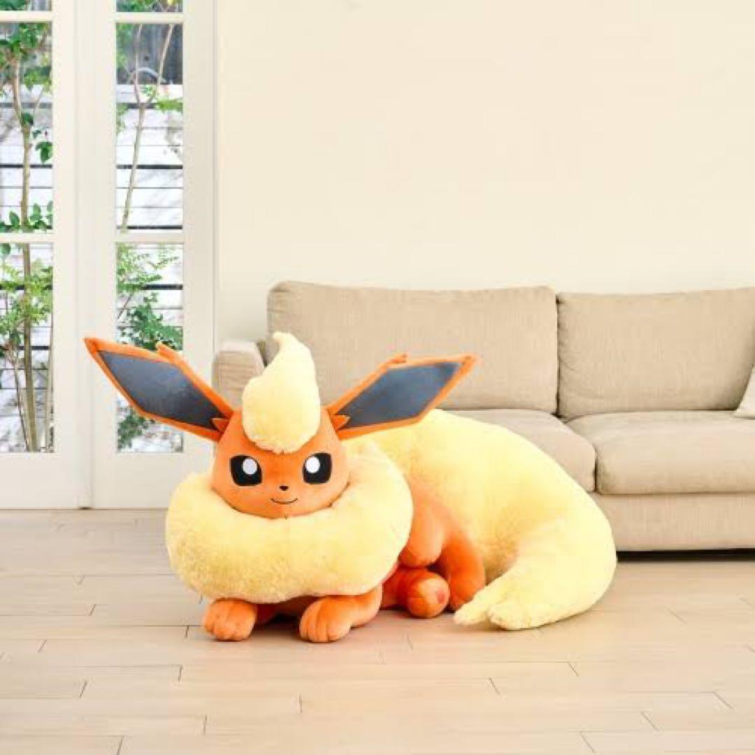ポケットモンスター　ブースター　等身大　ぬいぐるみ　寝そべり 抽選販売】ぬいぐるみ 等身大ブースター 寝そべり ｜【公式】ポケモン