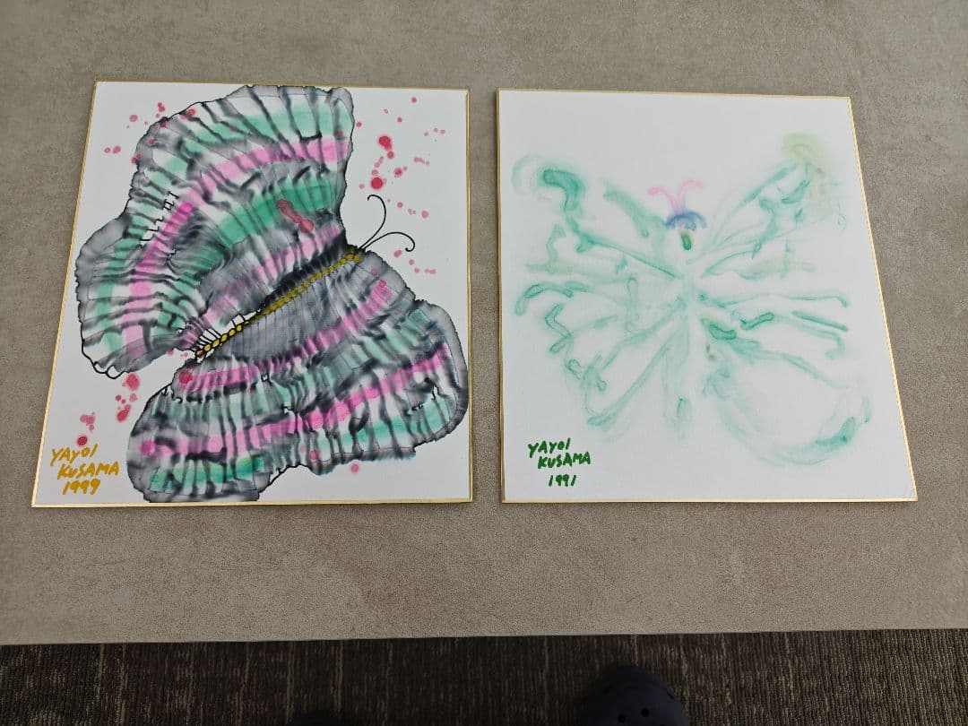 草間彌生さんのサイン色紙２枚