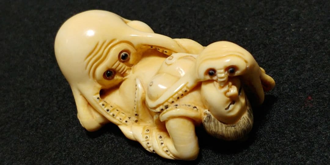蛸と海女』マンモス牙の彫刻 浮世絵師 葛飾北斎の「蛸と海女」の構図