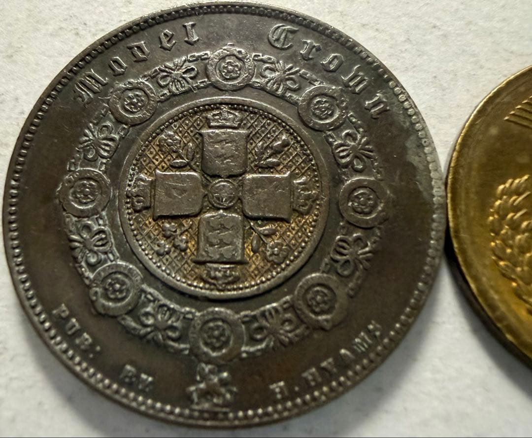 1847年英国ヴィクトリア女王ゴシックモデル クラウン銀貨 レア - メルカリ