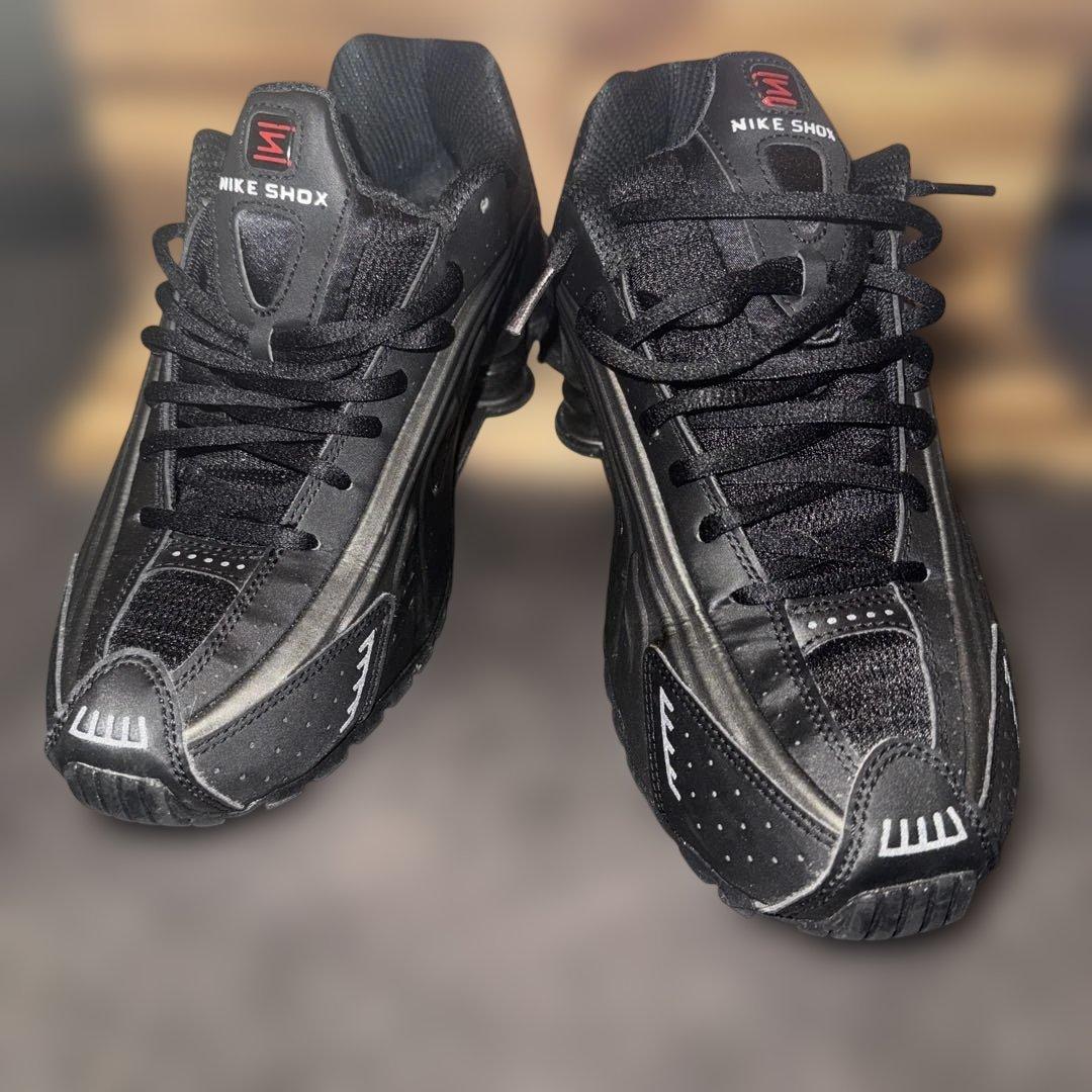 ゆーき Nike Shox R4 ブラックスニーカー