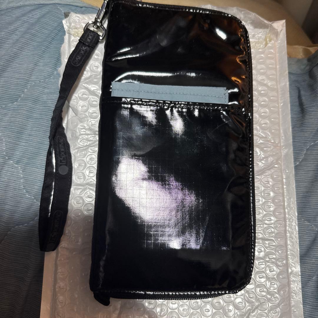 レスポートサック　ひとりっぷコラボ　綺麗です。黒いパスポートケース・カバー　財布 ひとりっぷ(R)×LeSportsac】MASTER TRAVEL WALLET｜財布｜ポーチ