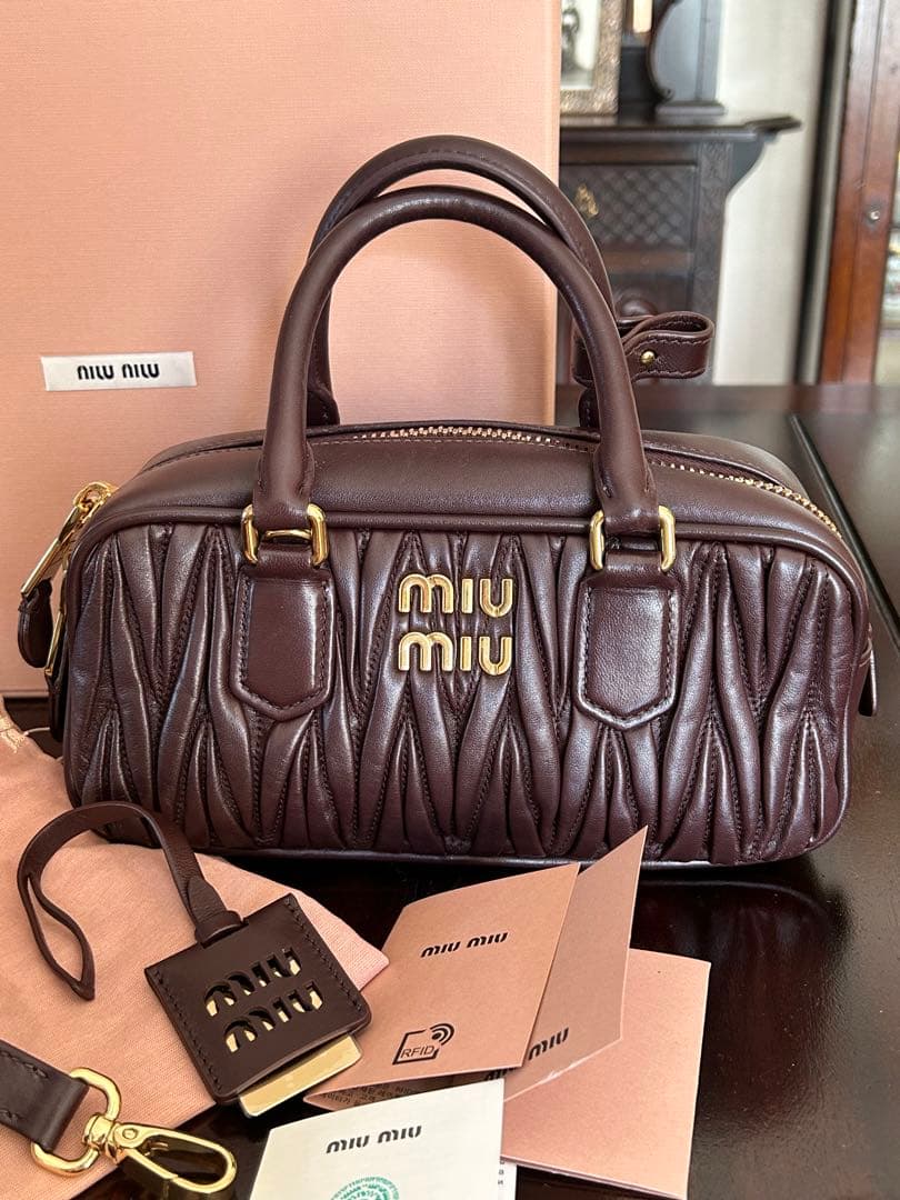 miumiu アルカディ　マテラッセレザーバッグ　バーガンディ