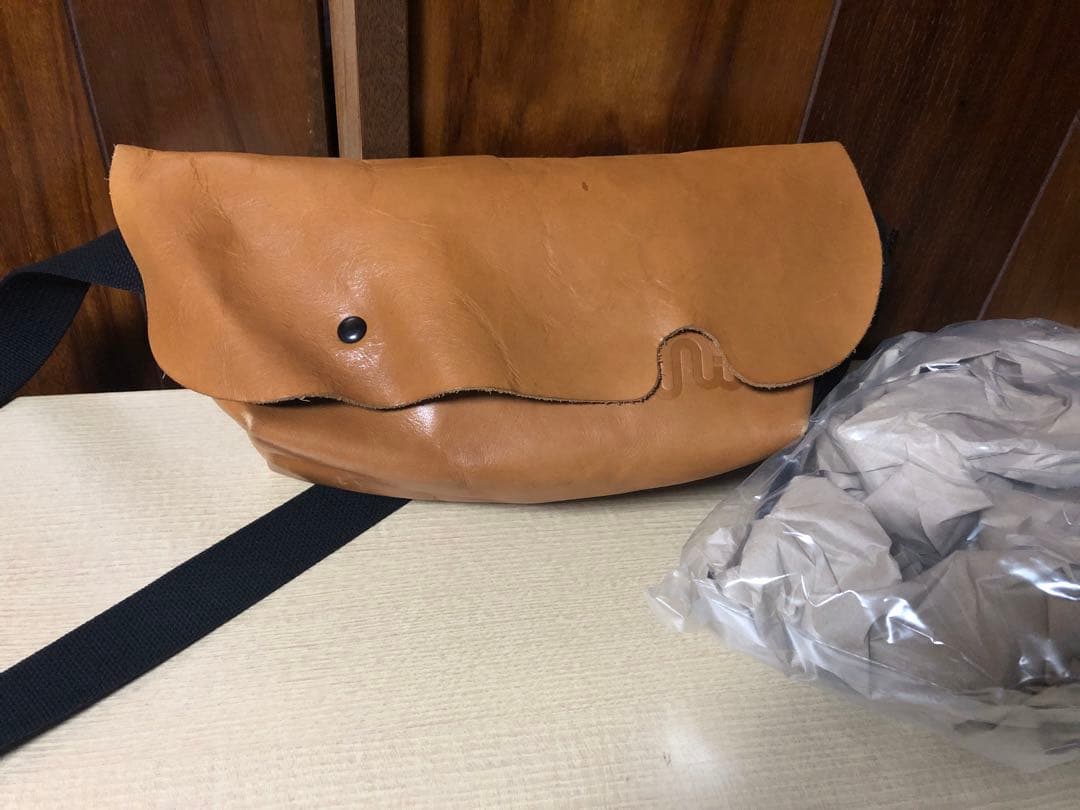 Uni&CO. ユニアンドコー ショルダーバッグ 一枚革で製作したオールシルバーのメッセンジャーバッグ、 「Uni&co