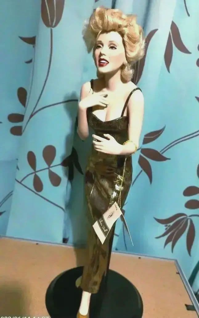 マリリン・モンロー人形