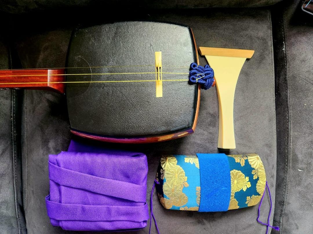 三味線 ミディアムネック - 革に​​破れはありません。