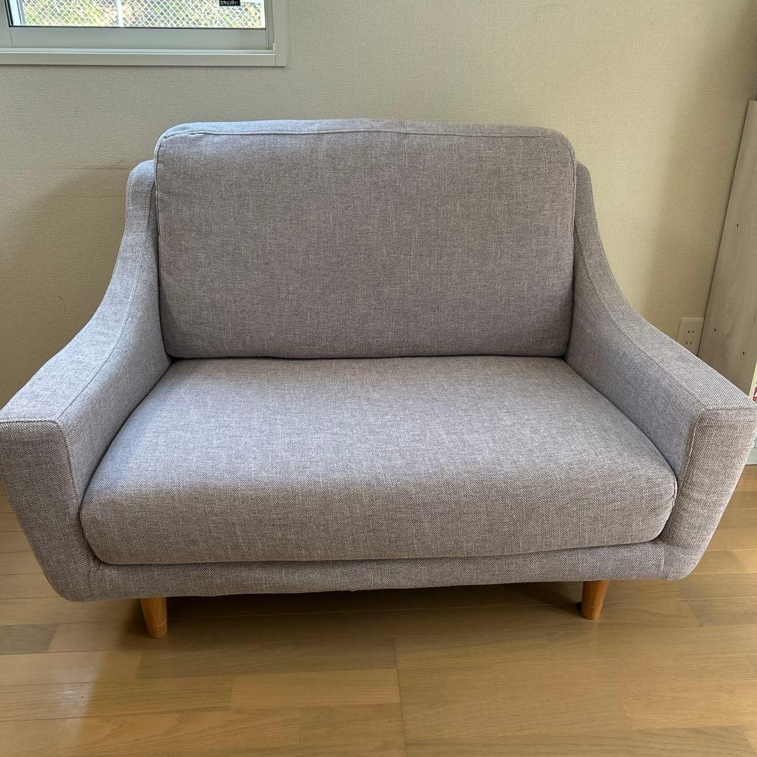 パープルグレーの2人掛けファブリックソファ